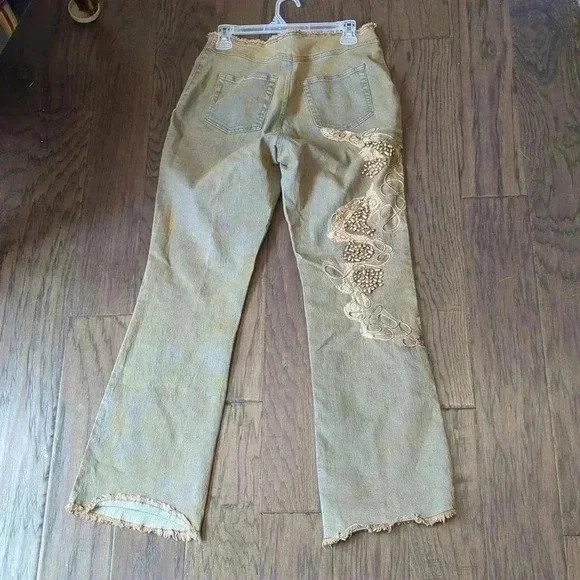 Beautiful  detailed Jeans - Picture 5 of 9